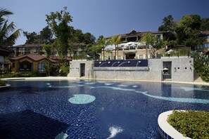 3 utendørsbassenger og solsenger