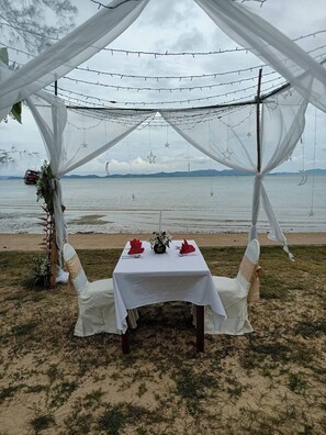 Frokost og middag serveres, asiatiske retter