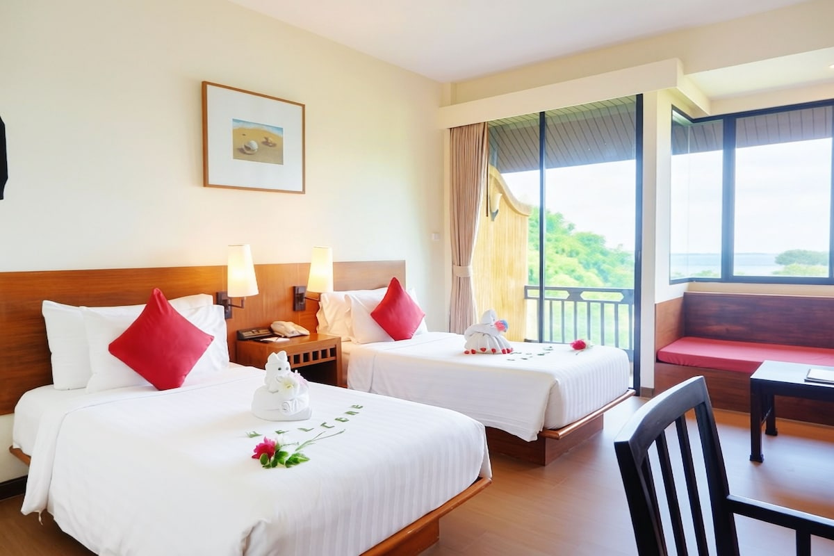 Deluxe Sea View | Premium bedding, pillow-top beds, minibar, in-room safe