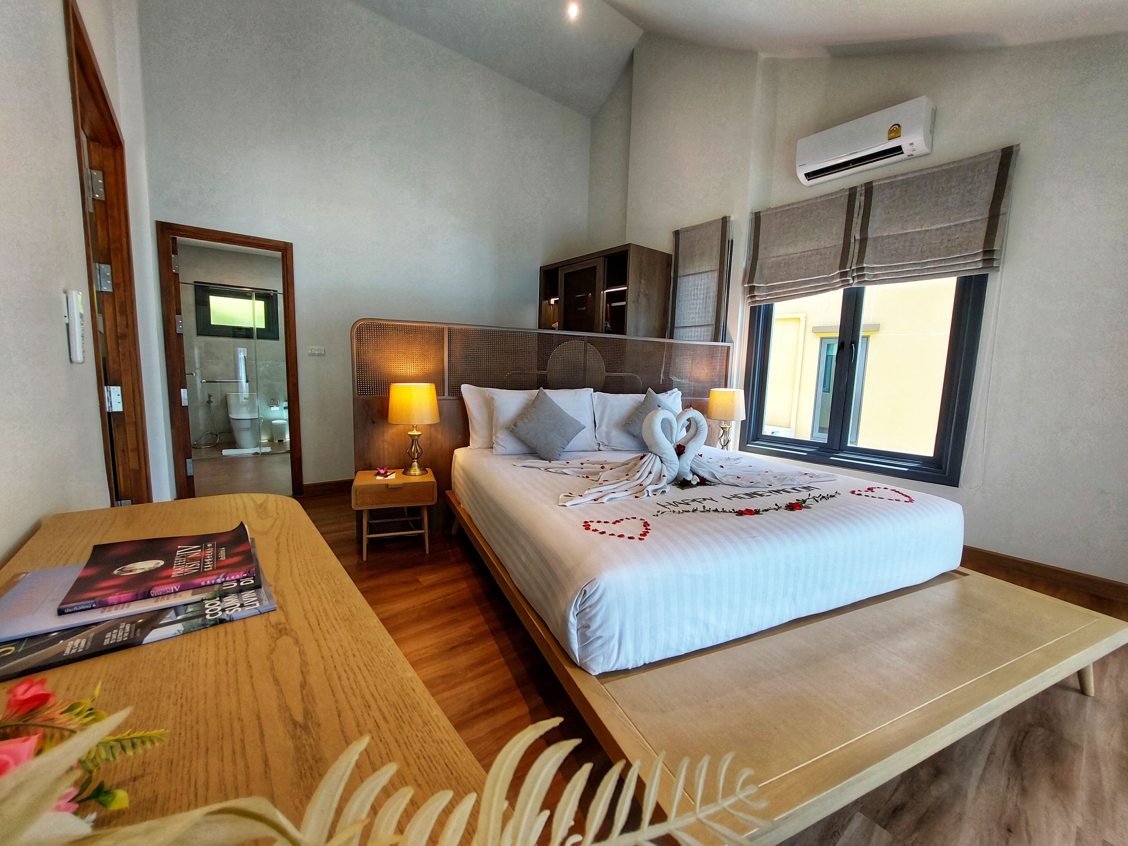 高級寝具、ピロートップベッド、ミニバー、セーフティボックス (室内)