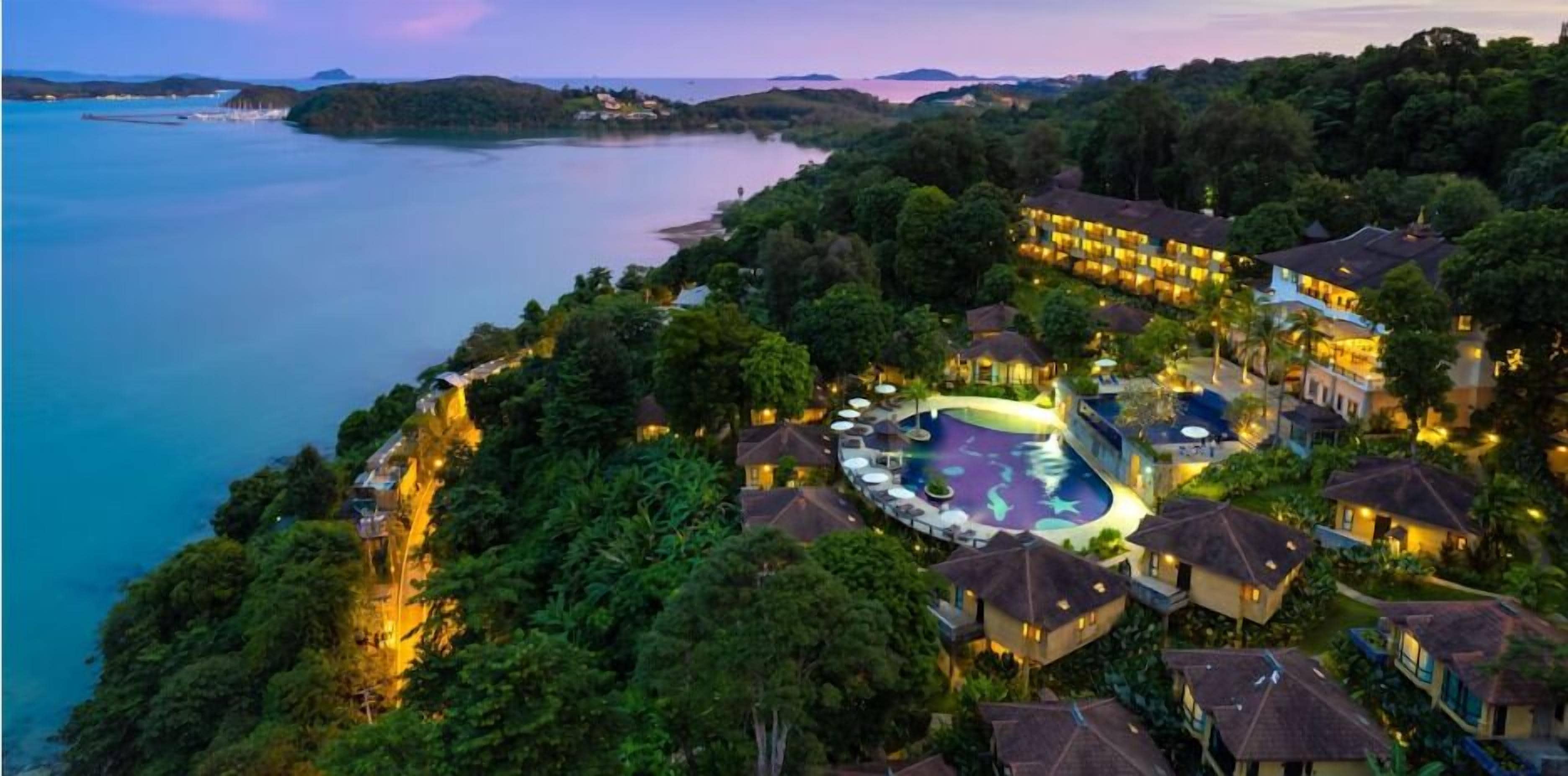 3 outdoor pools, pool loungers