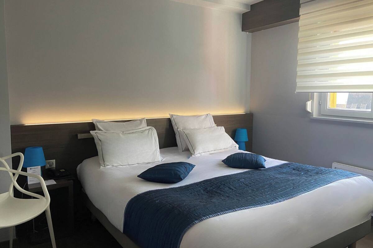 comfort room, 1 queen bed, non smoking (larger room) | 1 bedroom, minibar, in-room safe, desk
