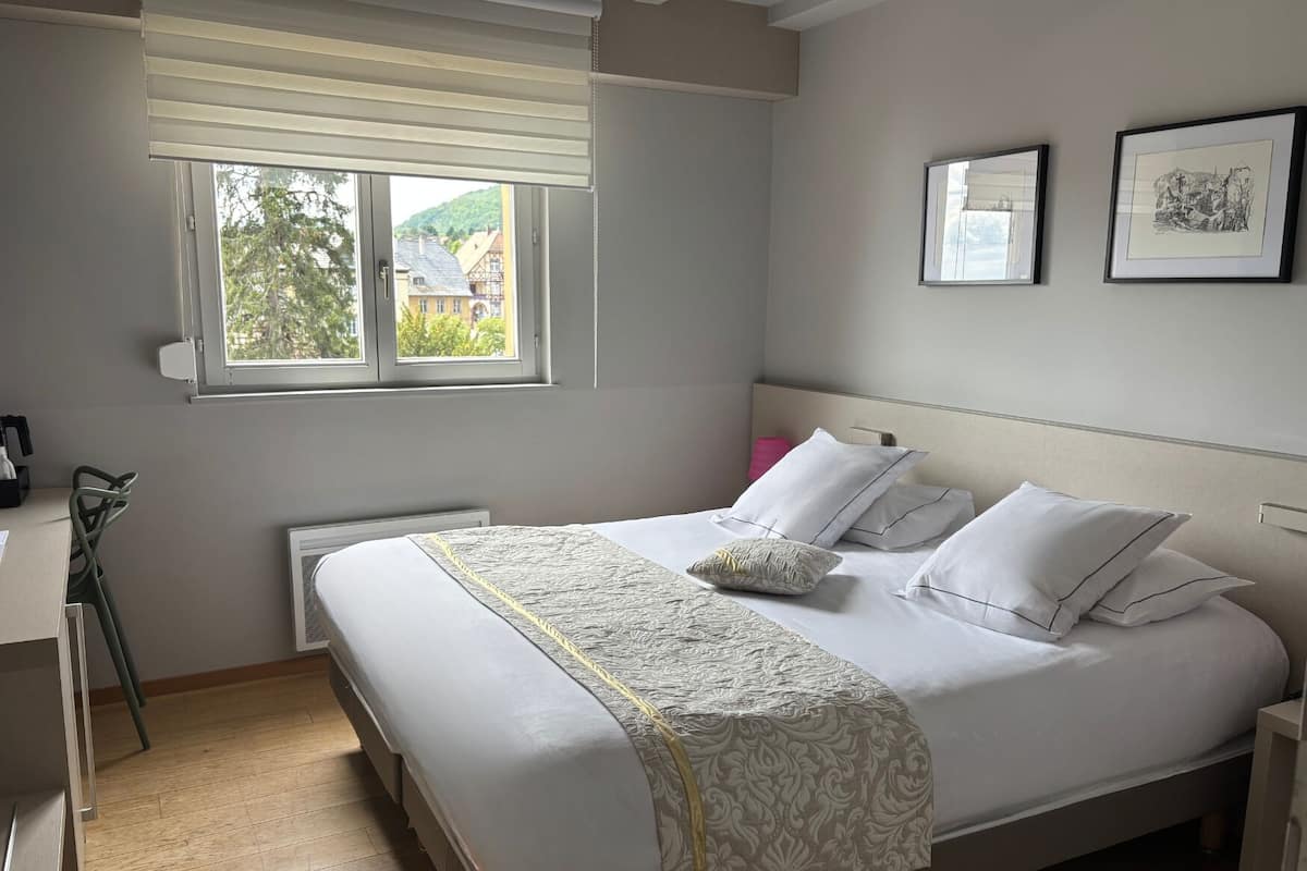 Comfort Room, 1 Queen Bed, Non Smoking | 1 bedroom, minibar, in-room safe, desk