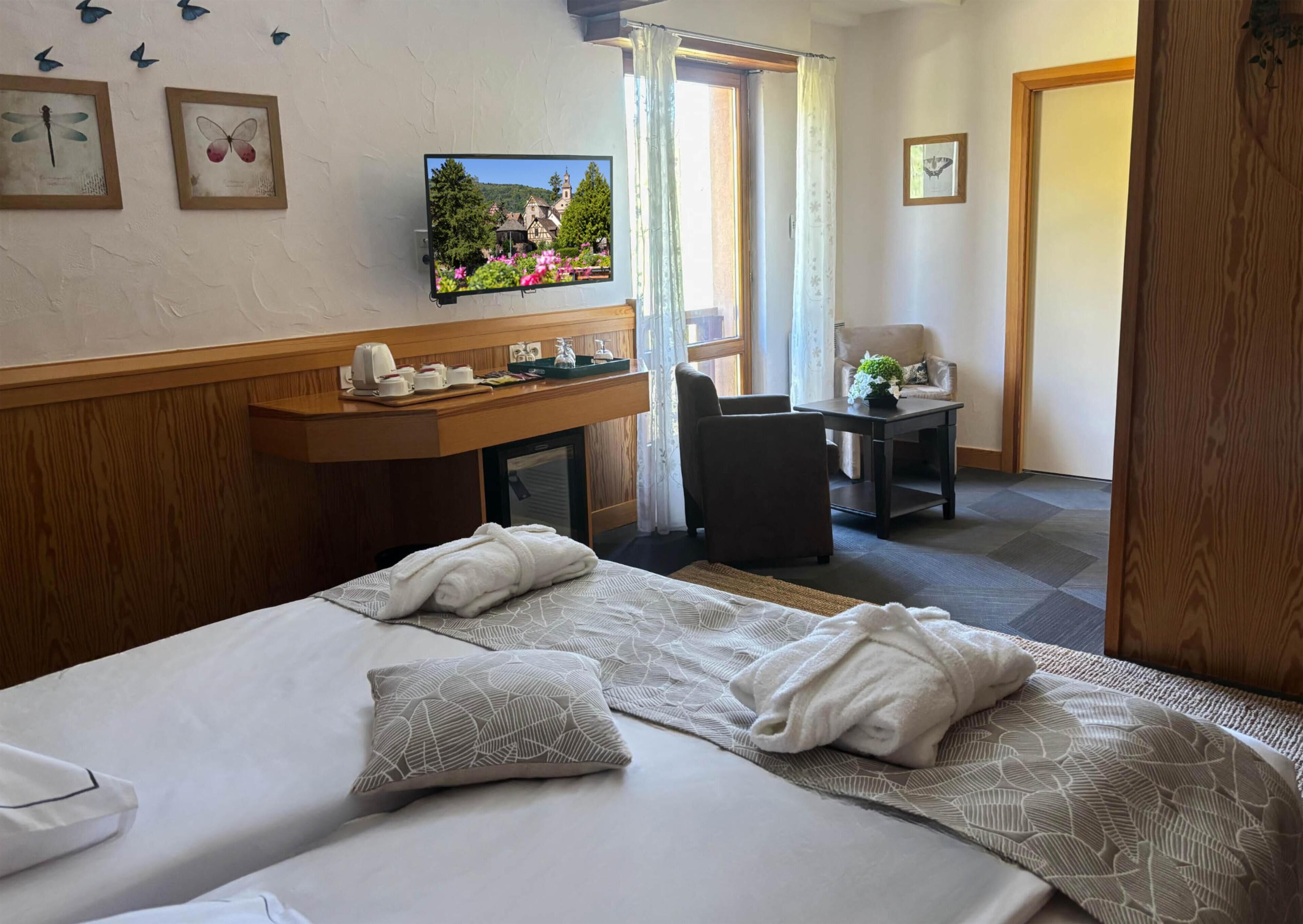 Suite, Multiple Beds, Non Smoking | 1 bedroom, minibar, in-room safe, desk
