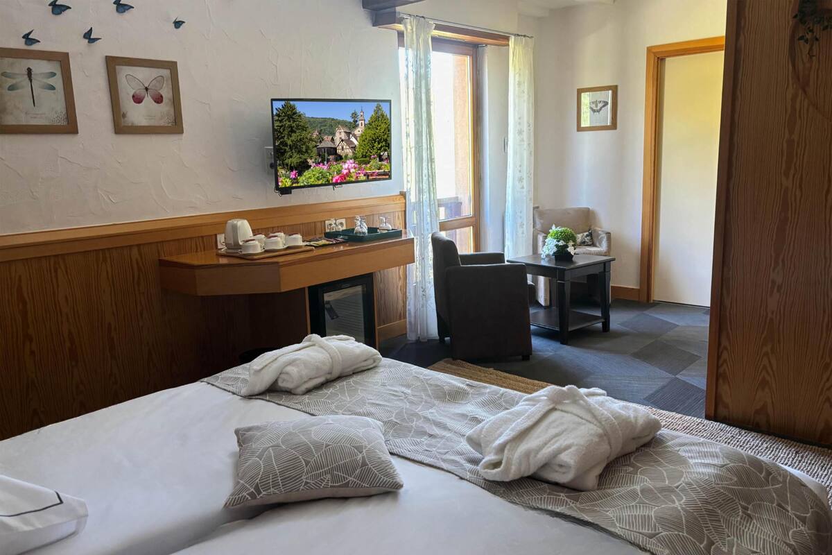 Suite, Multiple Beds, Non Smoking | 1 bedroom, minibar, in-room safe, desk