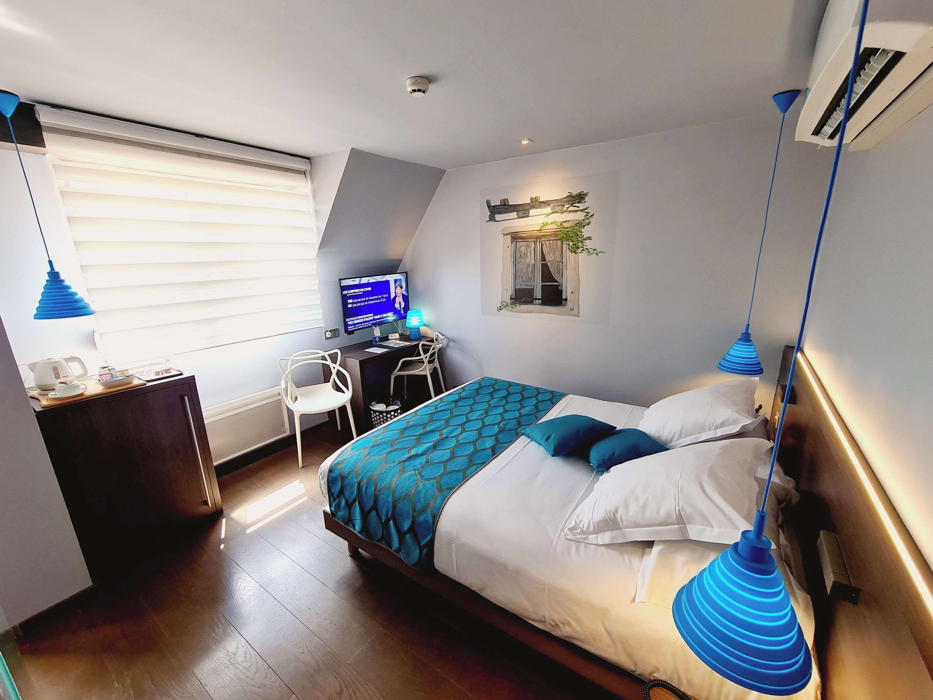 Basic-rum - 1 queensize-säng - icke-rökare - bottenvåning | 1 sovrum, minibar, värdeförvaringsskåp på rummet och skrivbord