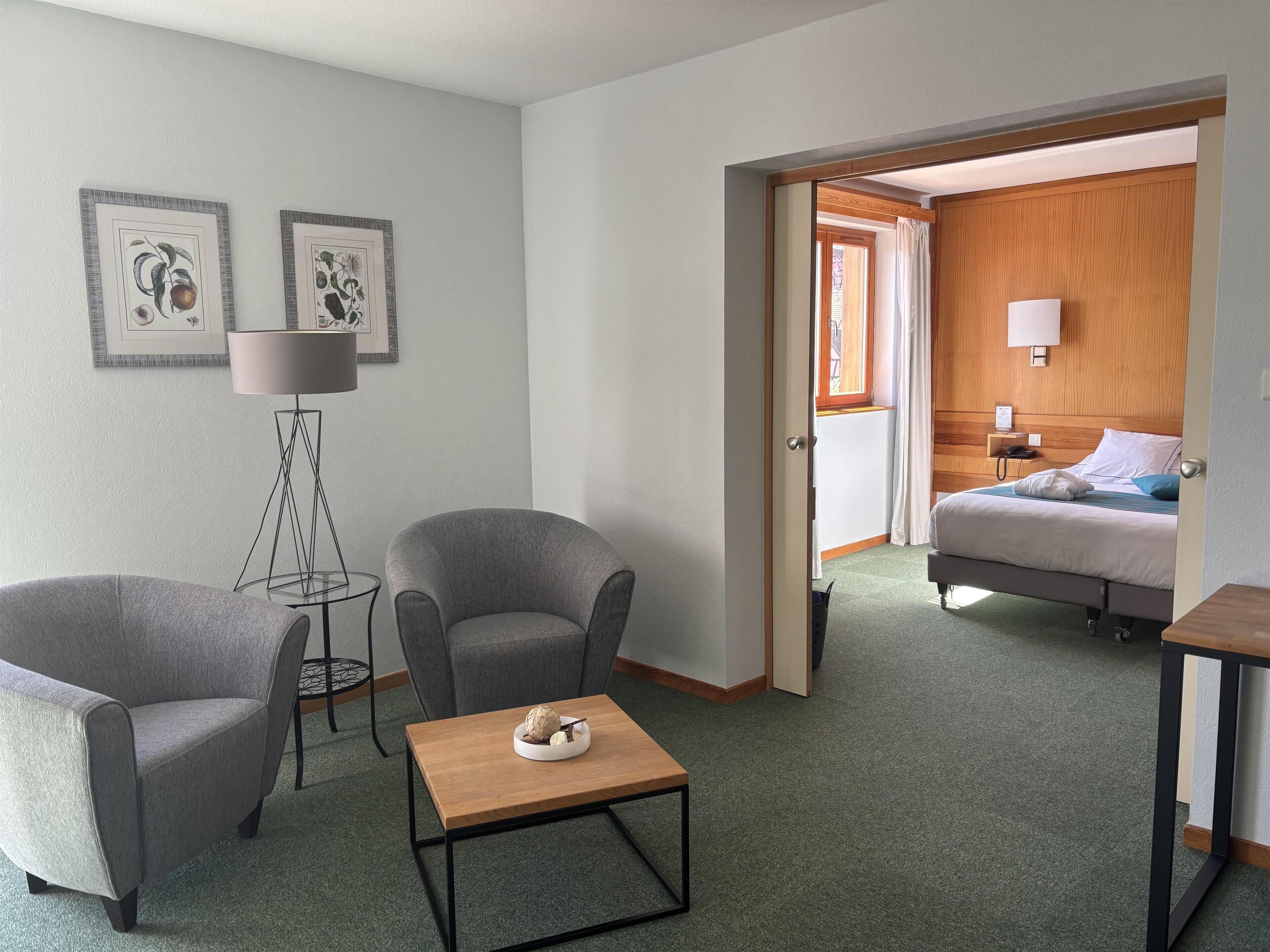 Sviitti, 1 suuri parisänky, tupakointi kielletty (Separate Lounge) | 1 makuuhuone, minibaari, tallelokero huoneessa, työpöytä