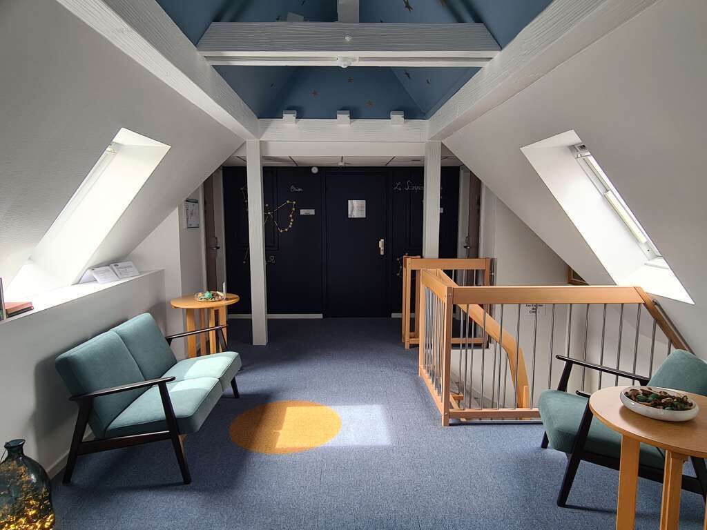 executive room, 1 king bed, non smoking (no elevator access;larger room) | 1 bedroom, minibar, in-room safe, desk