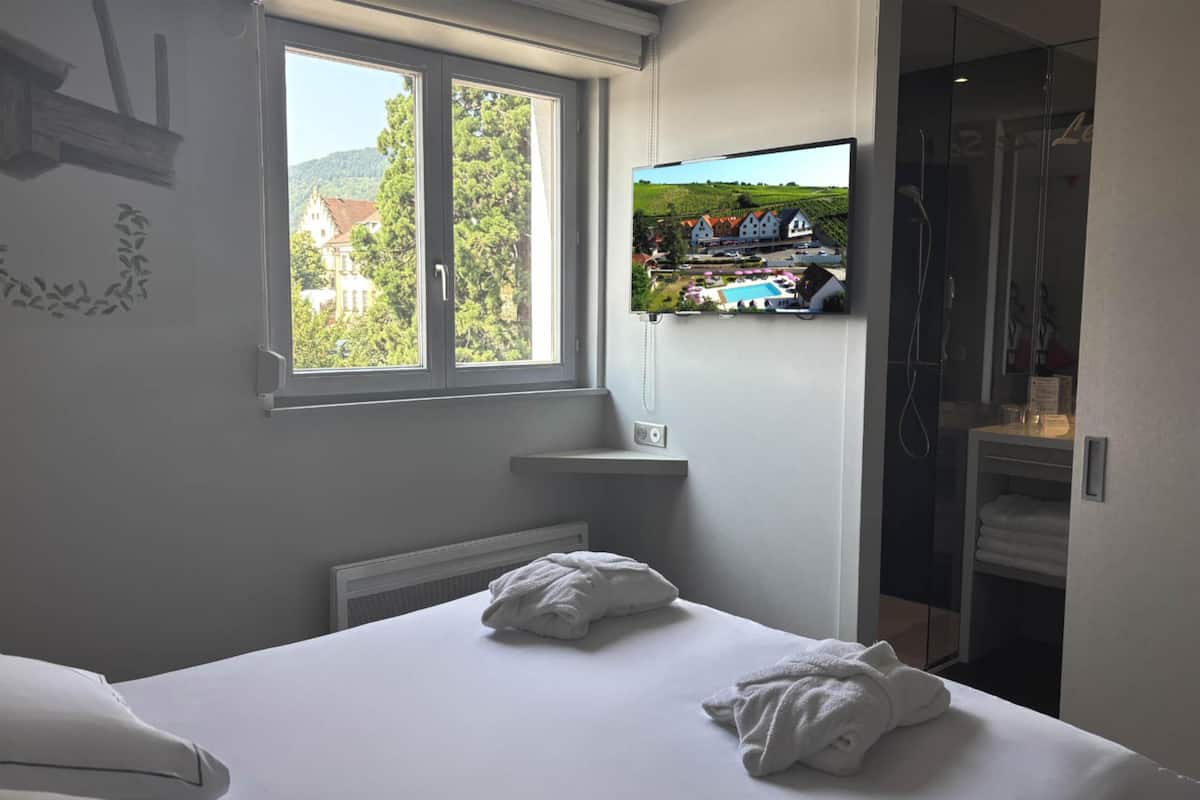 Familienzimmer, Mehrere Betten | 1 Schlafzimmer, Minibar, Zimmersafe, Schreibtisch