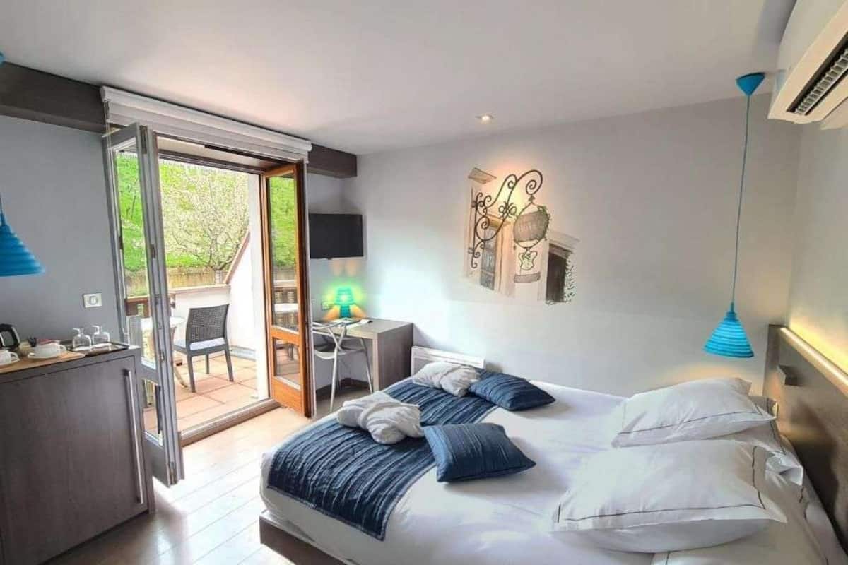 basic room, 1 queen bed, non smoking, balcony | 1 bedroom, minibar, in-room safe, desk