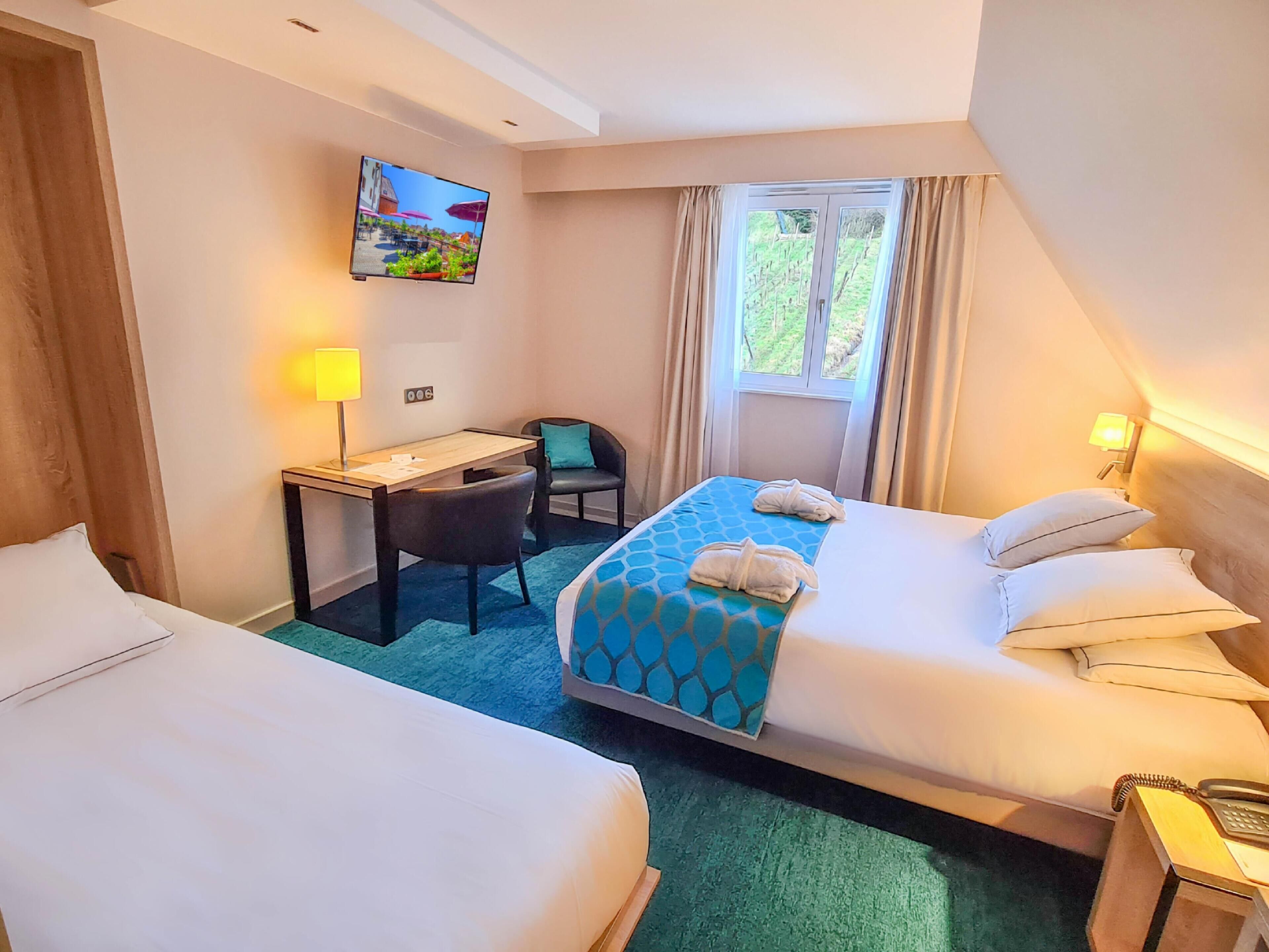 Exclusive-huone, useita sänkyjä, tupakointi kielletty (Larger Room) | 1 makuuhuone, minibaari, tallelokero huoneessa, työpöytä