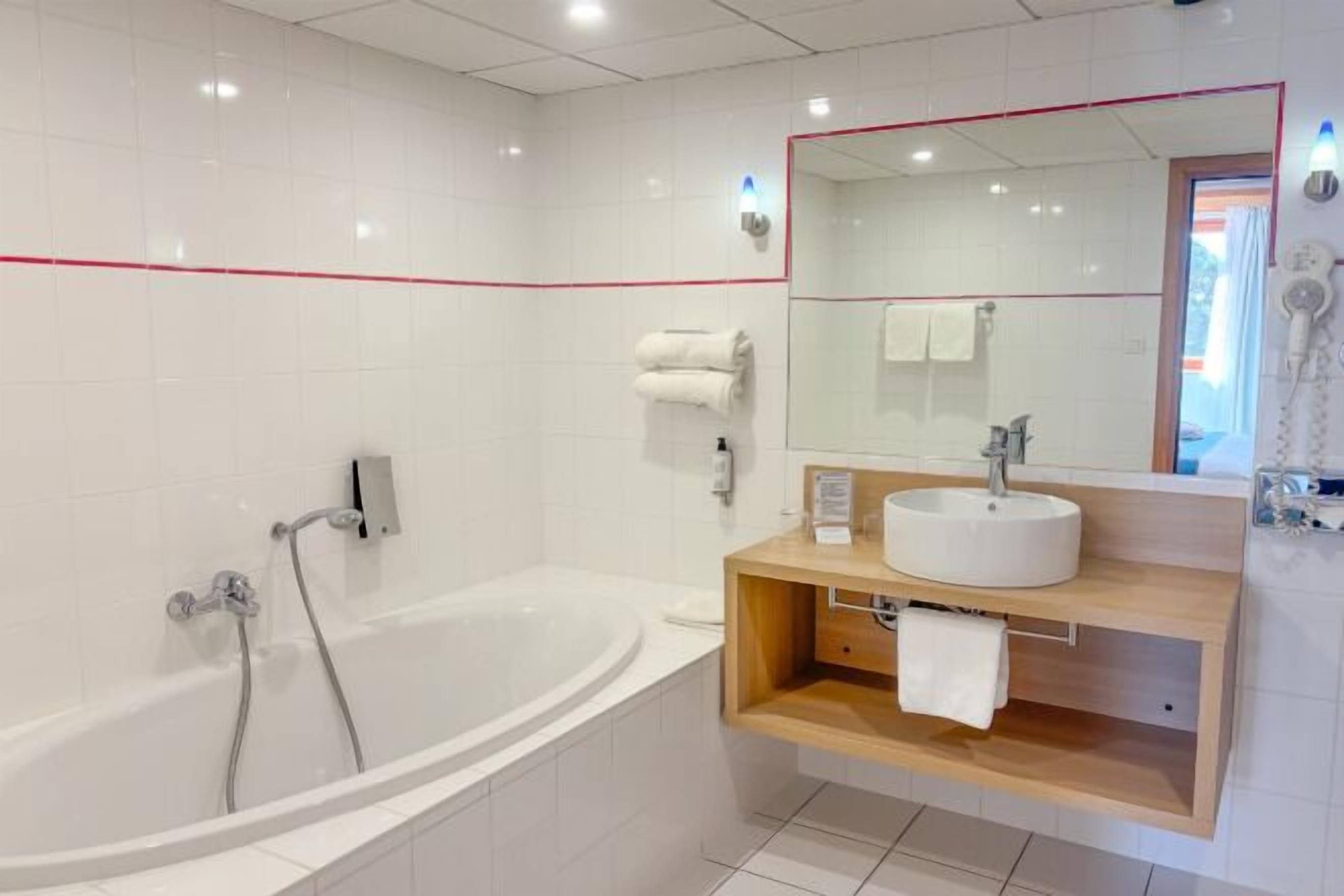 Baño | Amenidades de baño gratuitas, secadora de cabello, batas, pantuflas 