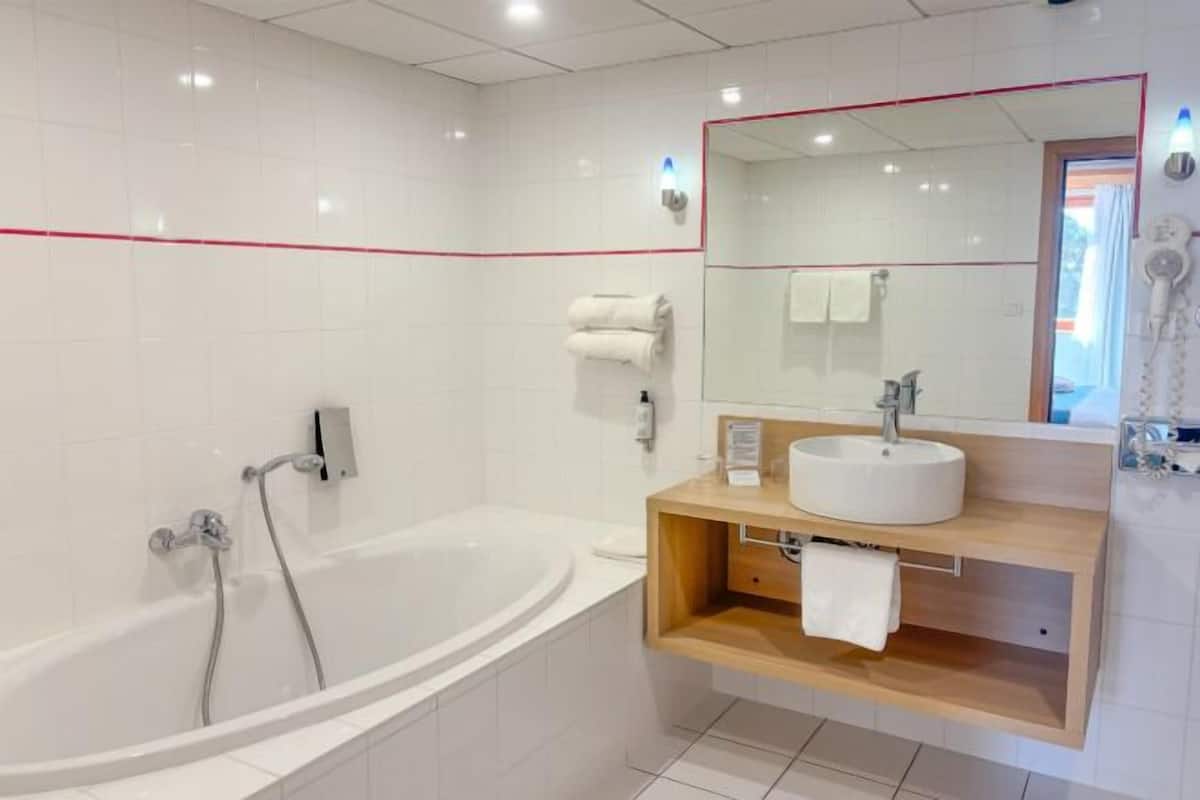 Bathroom | Free toiletries, hair dryer, bathrobes, slippers