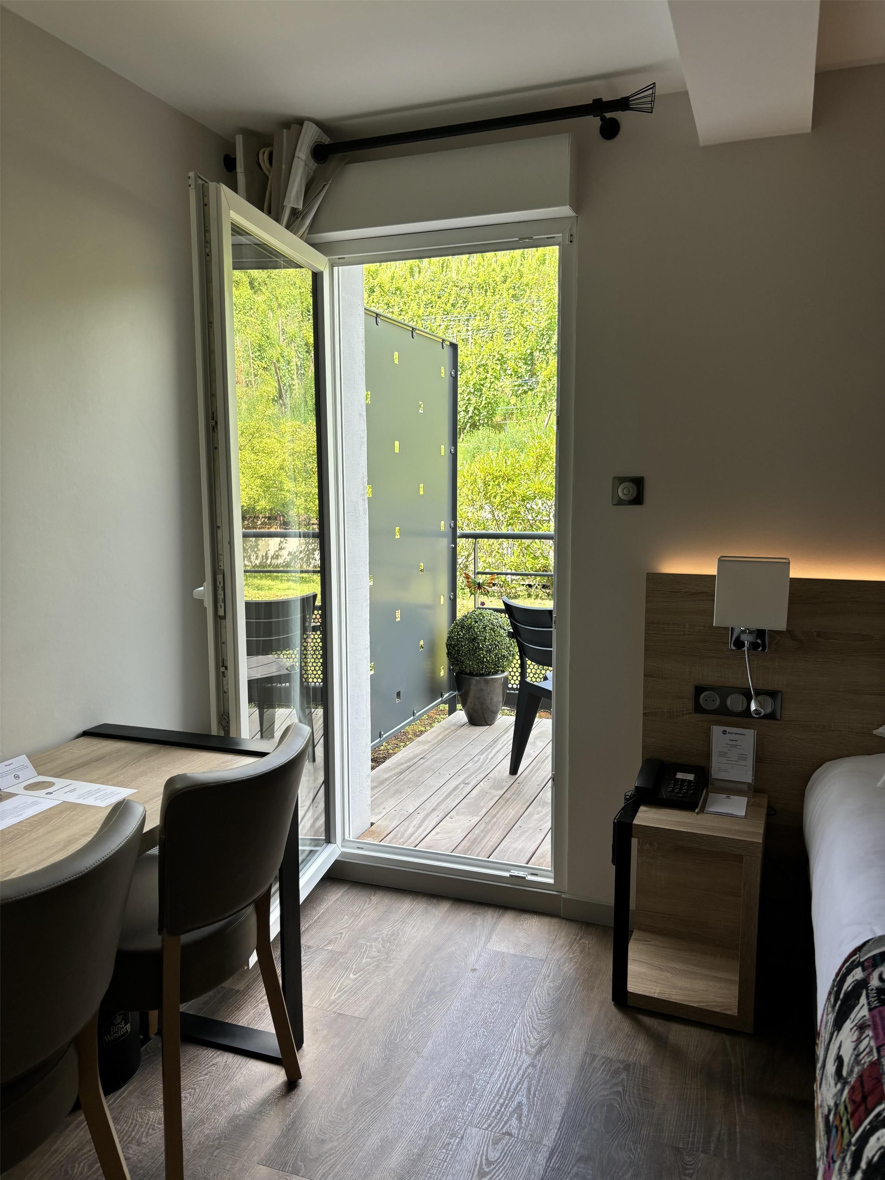 Perushuone, 1 keskisuuri parisänky, tupakointi kielletty, parveke | 1 makuuhuone, minibaari, tallelokero huoneessa, työpöytä