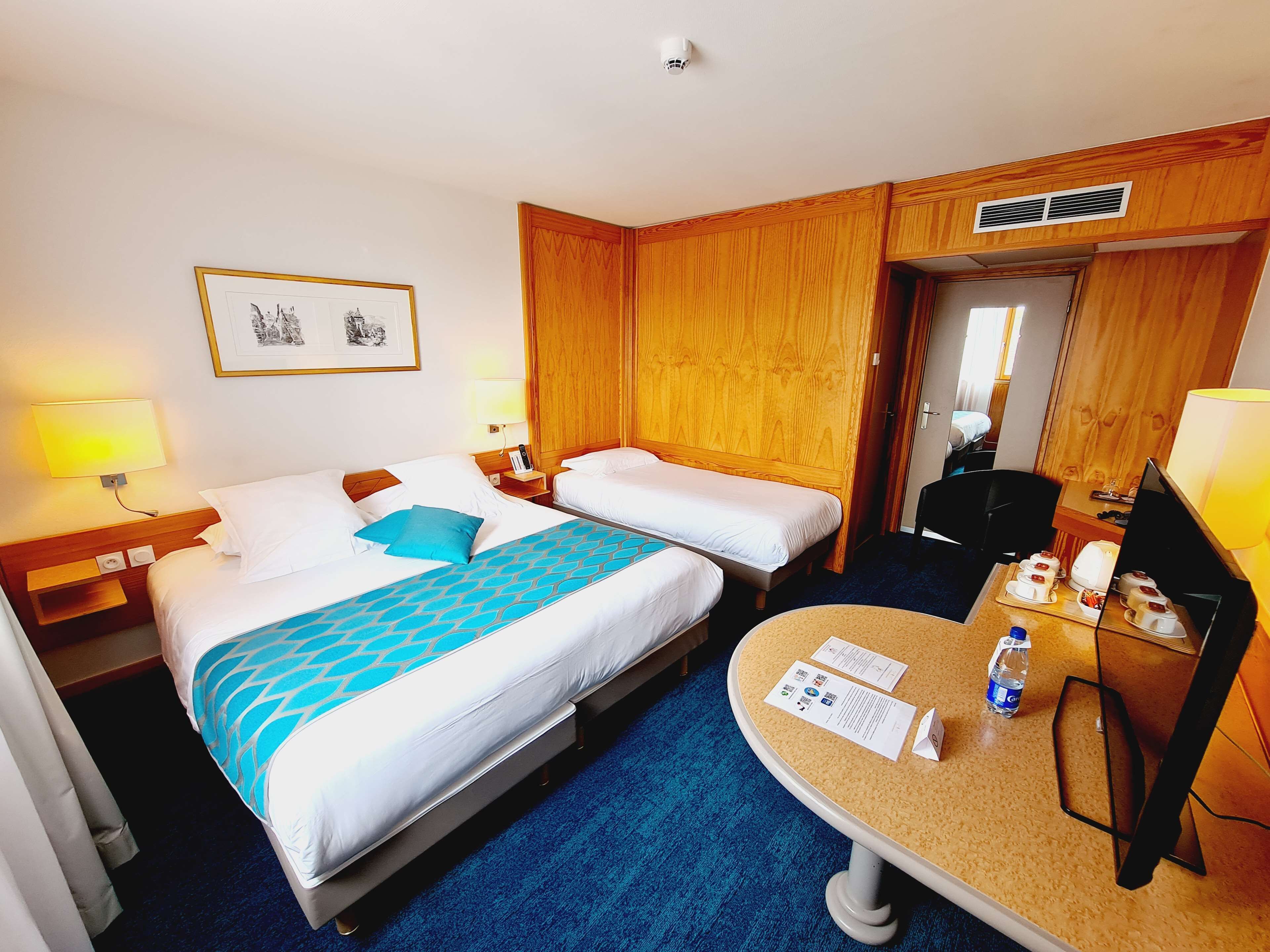 Exklusivt rum - flera sängar - icke-rökare (Larger Room) | 1 sovrum, minibar, värdeförvaringsskåp på rummet och skrivbord