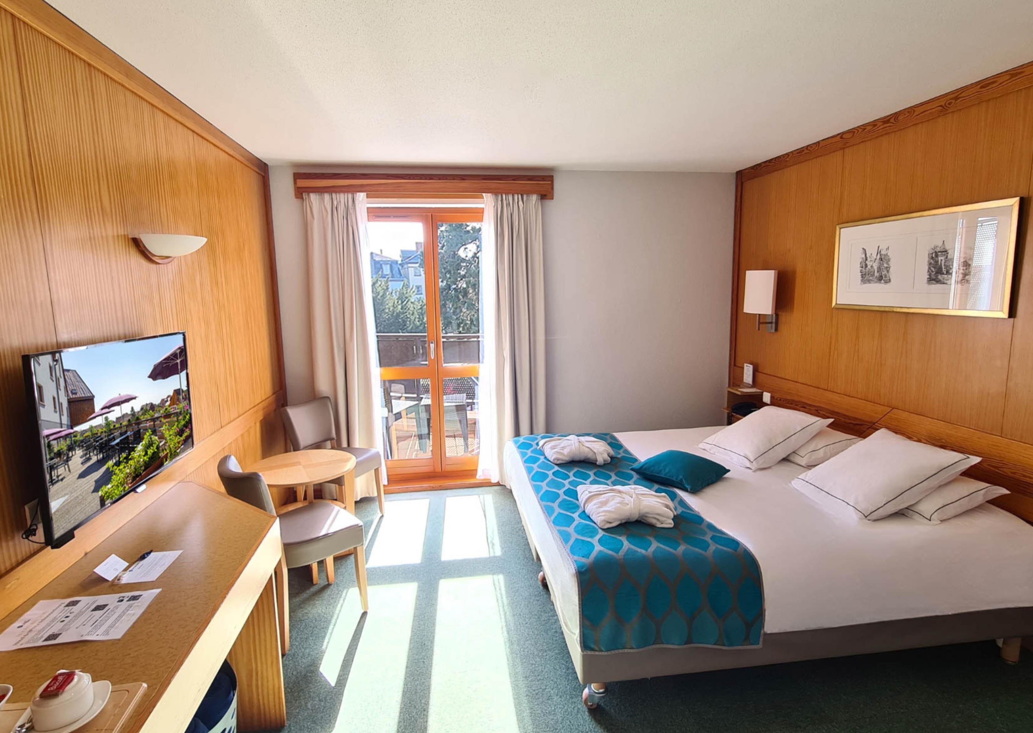 Superior-huone, 1 suuri parisänky, tupakointi kielletty, parveke (Larger Room) | 1 makuuhuone, minibaari, tallelokero huoneessa, työpöytä