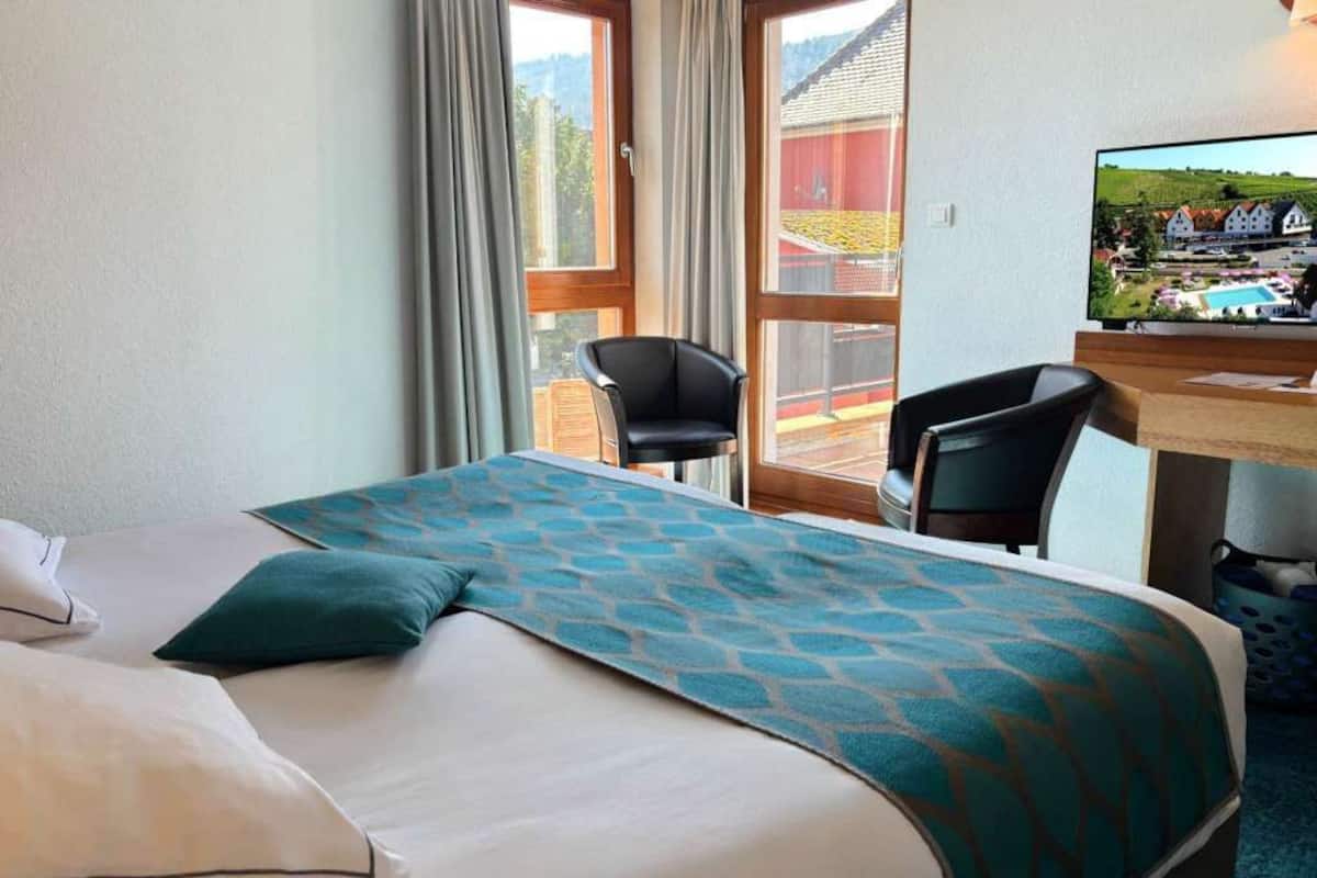 Superior Room, 2 Twin Beds, Non Smoking, Balcony | 1 bedroom, minibar, in-room safe, desk