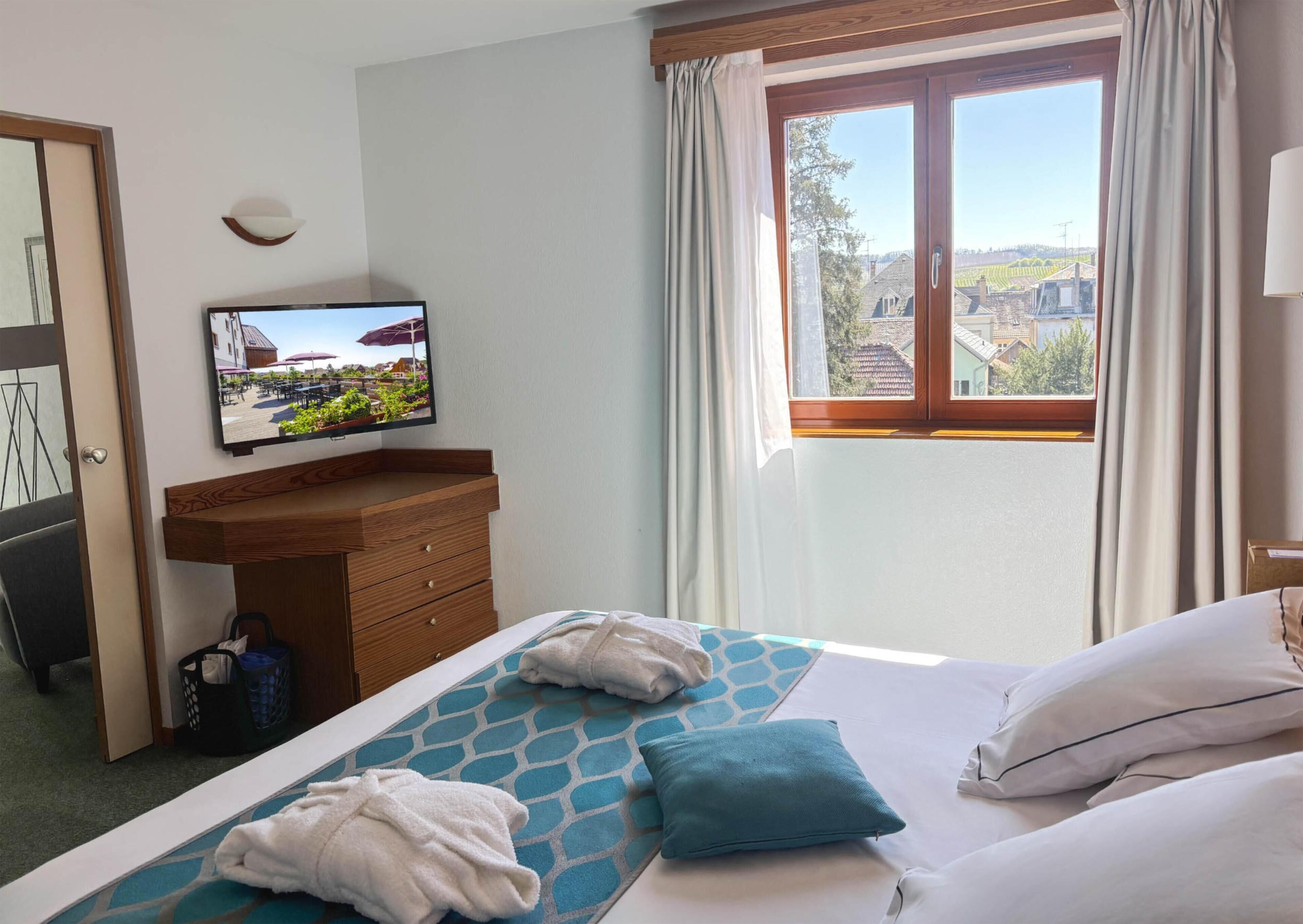Suite, 1 King Bed, Non Smoking (Separate Lounge)