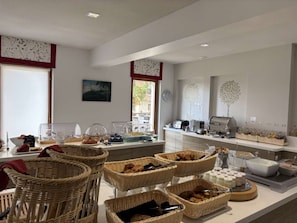 Petit déjeuner buffet (20 EUR par personne)