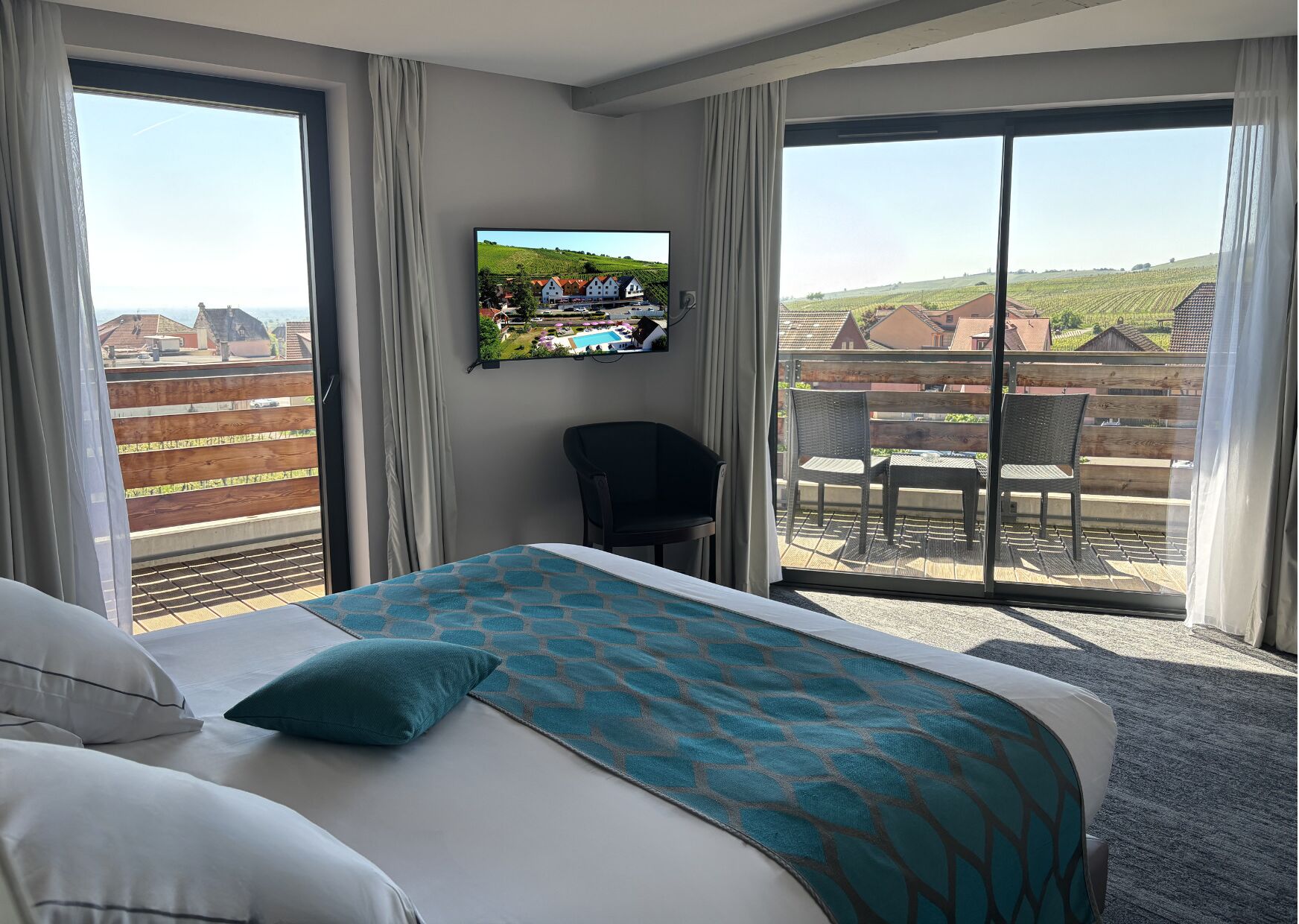 deluxe room, 1 king bed, non smoking, balcony (spa access) | 1 bedroom, minibar, in-room safe, desk