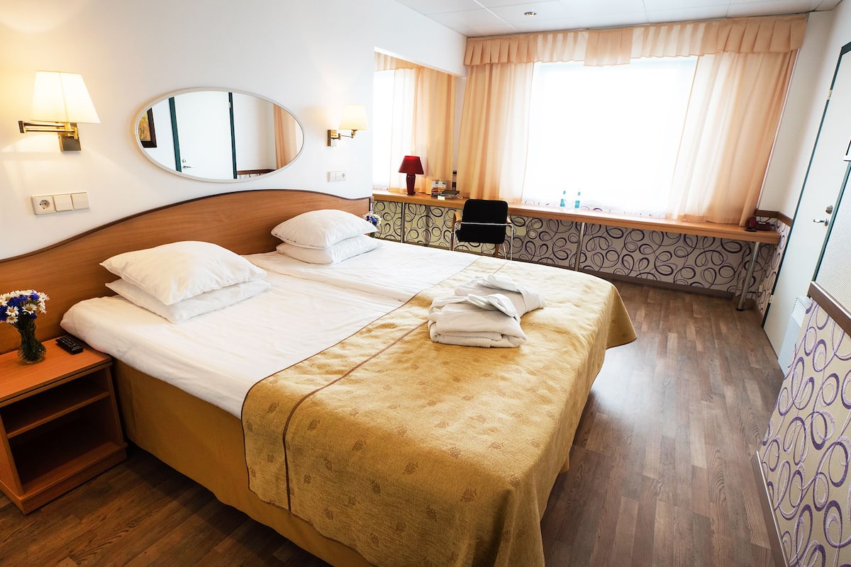 Suite | Een kluis op de kamer, een bureau, een strijkplank/strijkijzer
