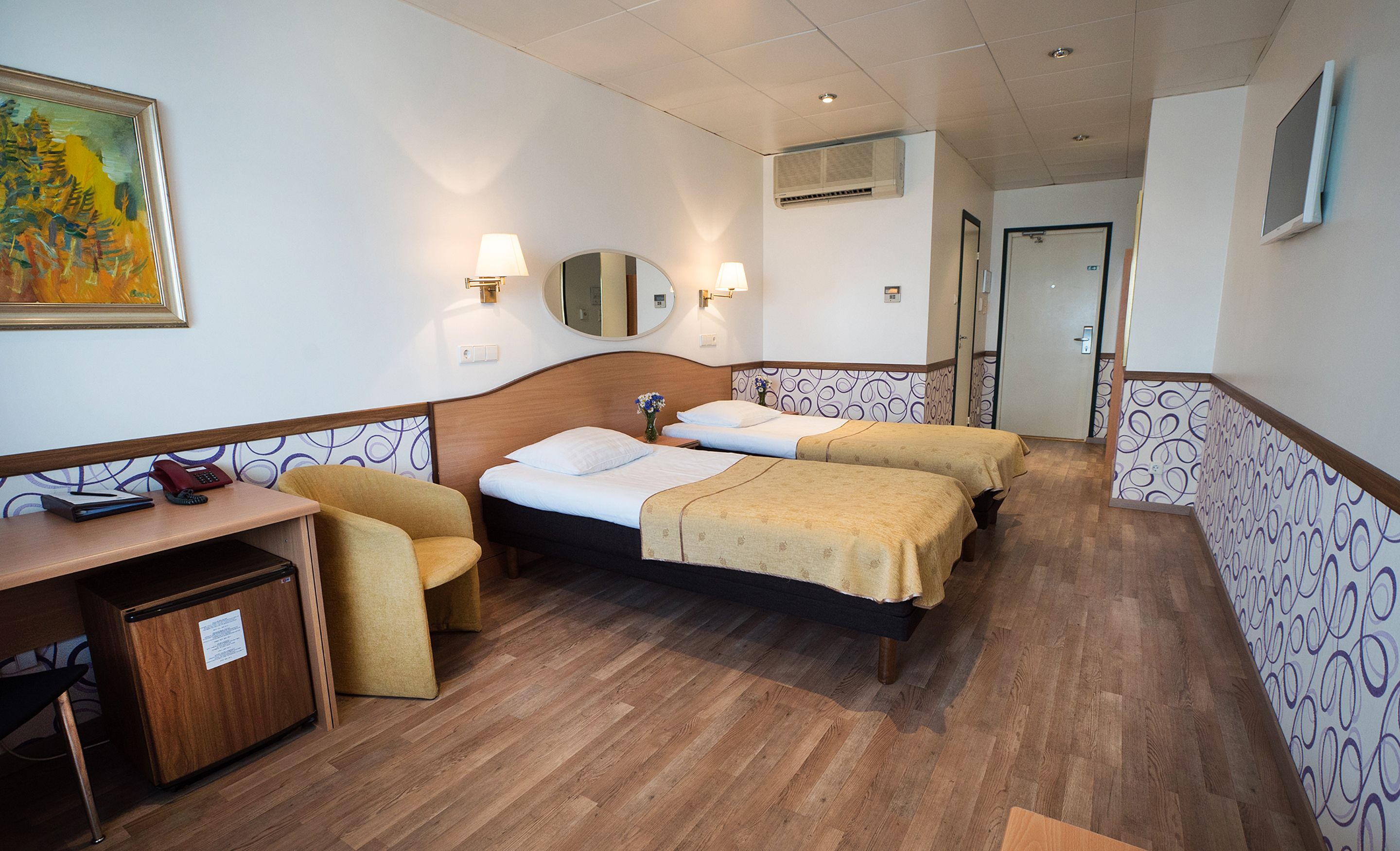 Chambre Standard avec lits jumeaux | Coffres-forts dans les chambres, bureau, fer et planche à repasser