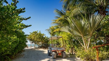 På stranden, hvidt sand, gratis strandhytter, liggestole