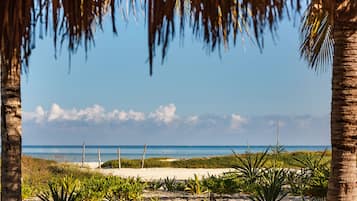 Sulla spiaggia, sabbia bianca, cabine da spiaggia gratuite