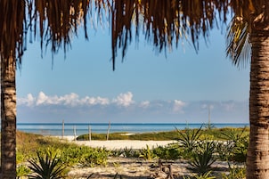 En la playa, arena blanca, camas de playa gratis
