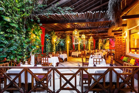Se sirven desayunos, almuerzos y cenas; con vista al jardín