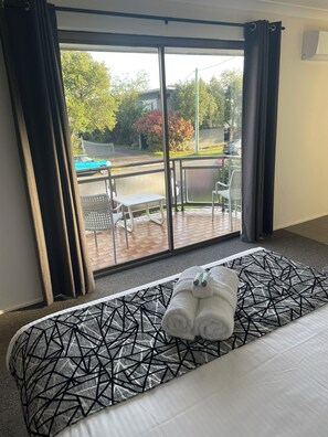 Deluxe Studio Suite, Balcony | Desk, laptop workspace, iron/ironing board, free WiFi - Coastal Bay Motel Coffs Harbour (Coffs Harbour)