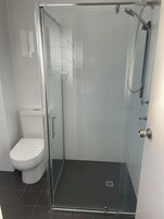 Deluxe Twin Room, Balcony | Bathroom | Shower, free toiletries, hair dryer, towels