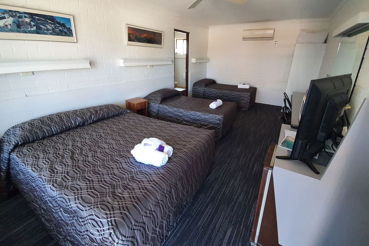 Schreibtisch, laptopgeeigneter Arbeitsplatz, Bügeleisen/Bügelbrett