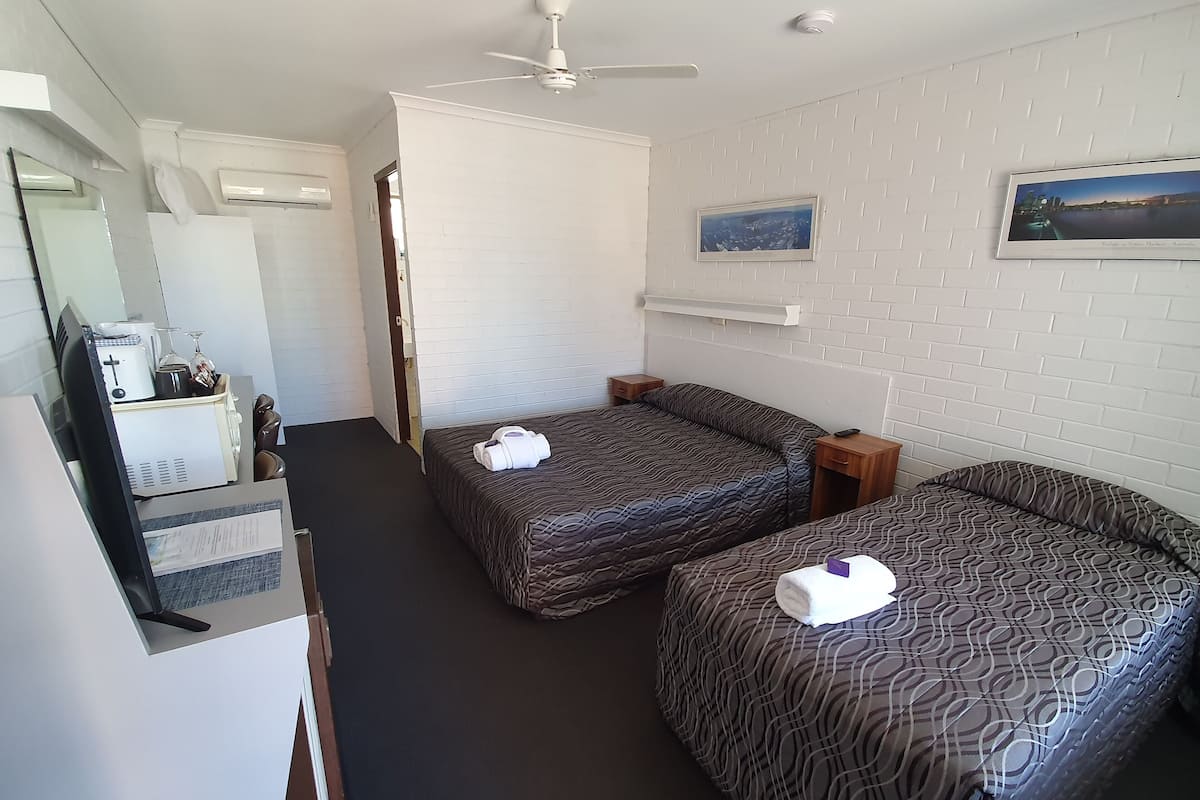 Schreibtisch, laptopgeeigneter Arbeitsplatz, Bügeleisen/Bügelbrett