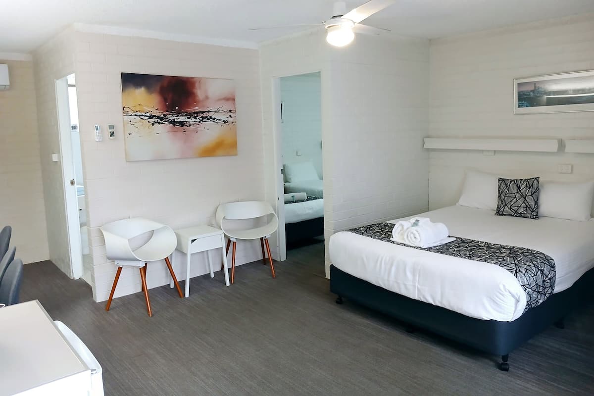 Two bedroom sleeps 5 | Desk, laptop workspace, iron/ironing board, free WiFi