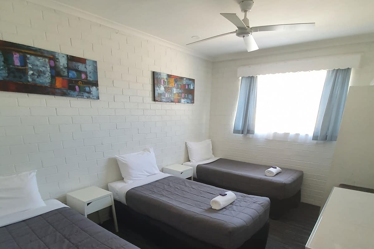 Schreibtisch, laptopgeeigneter Arbeitsplatz, Bügeleisen/Bügelbrett