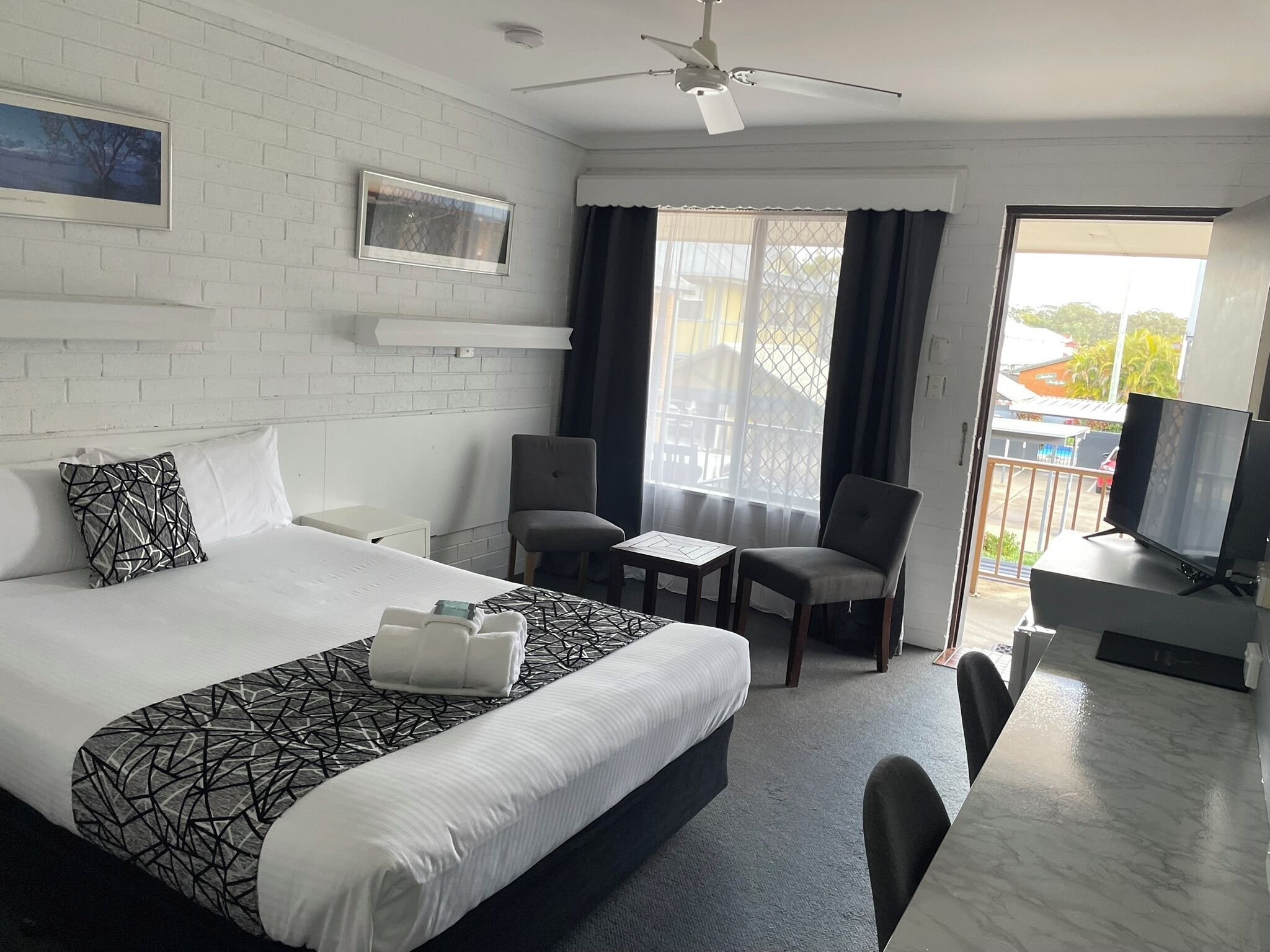 Economy Room | Desk, laptop workspace, iron/ironing board, free WiFi