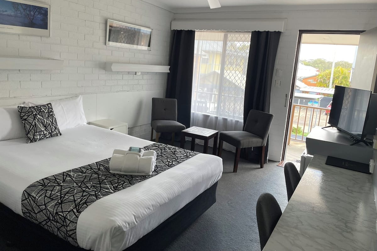 Economy Room | Desk, laptop workspace, iron/ironing board, free WiFi