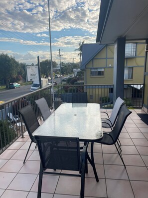 Studio Apartment - Located 1st Floor (No Elevator) | Desk, laptop workspace, iron/ironing board, free WiFi - Coastal Bay Motel Coffs Harbour (Coffs Harbour)