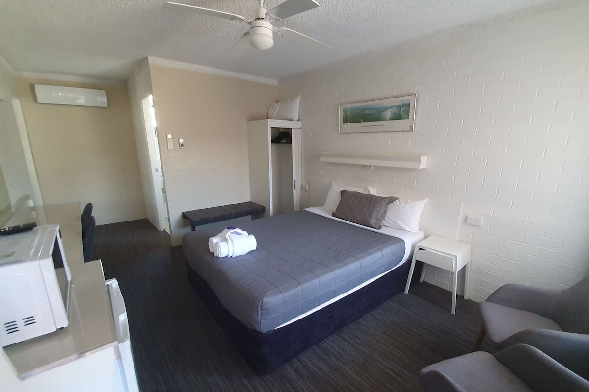 Schreibtisch, laptopgeeigneter Arbeitsplatz, Bügeleisen/Bügelbrett