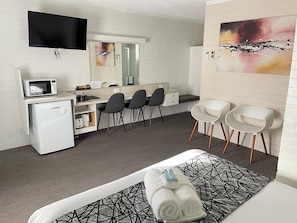 Executive-Suite, 2 Schlafzimmer | Schreibtisch, laptopgeeigneter Arbeitsplatz, Bügeleisen/Bügelbrett