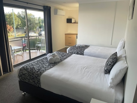 Deluxe Twin Room, Balcony | Desk, laptop workspace, iron/ironing board, free WiFi. Coastal Bay Motel Coffs Harbour
