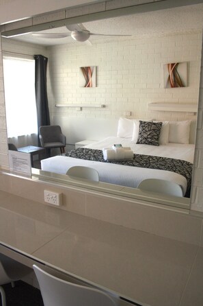 King Room | Desk, laptop workspace, iron/ironing board, free WiFi