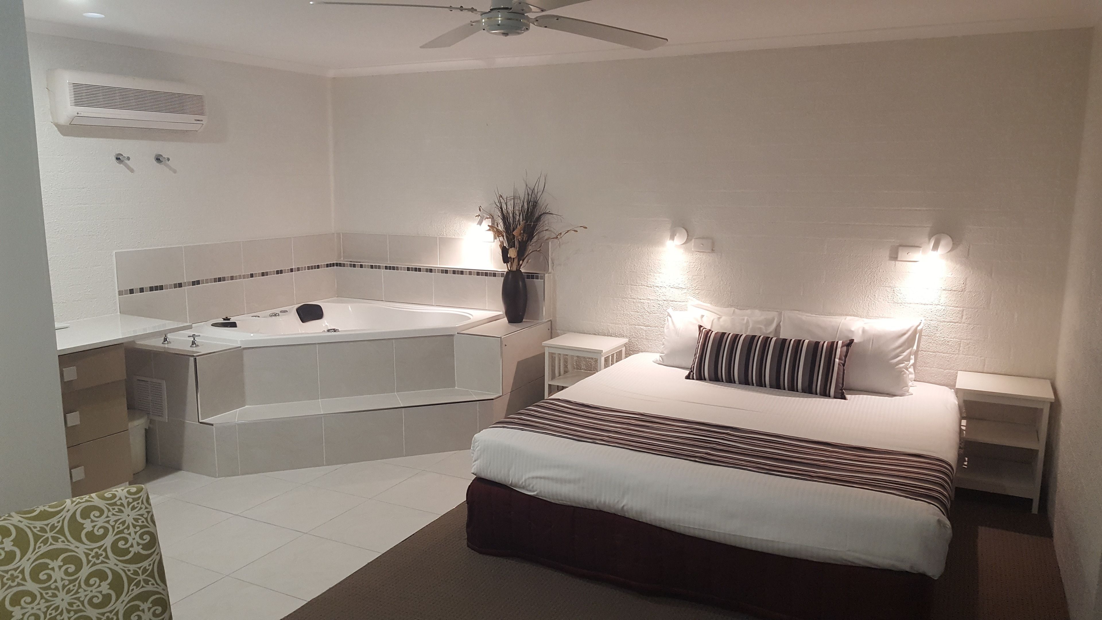 Desk, laptop workspace, iron/ironing board, free WiFi