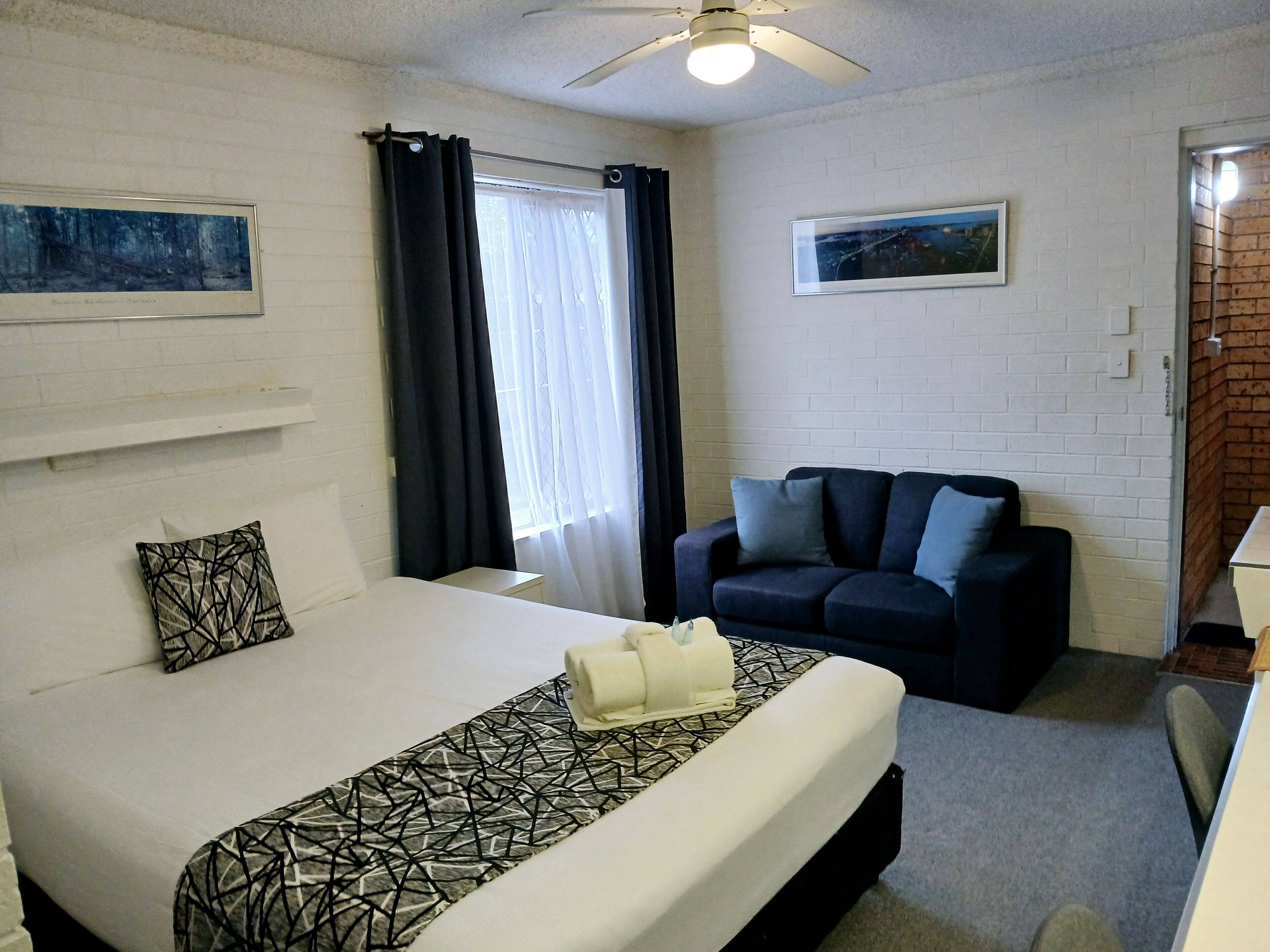 Queen Room | Desk, laptop workspace, iron/ironing board, free WiFi
