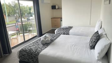 Deluxe-Studiosuite, Balkon | Schreibtisch, laptopgeeigneter Arbeitsplatz, Bügeleisen/Bügelbrett