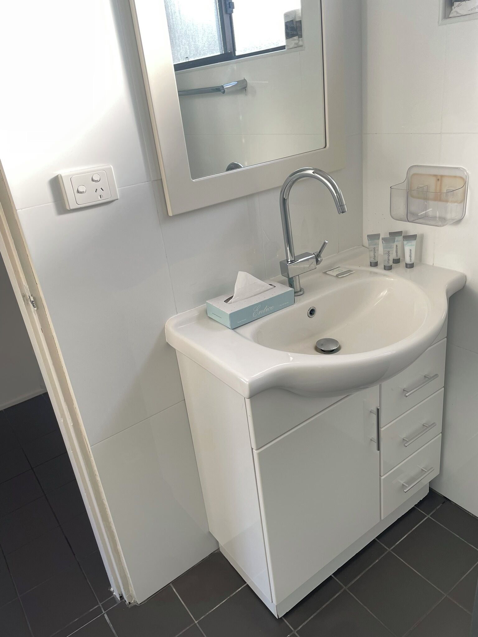 deluxe studio suite, balcony | bathroom | shower, free toiletries, hair dryer, towels