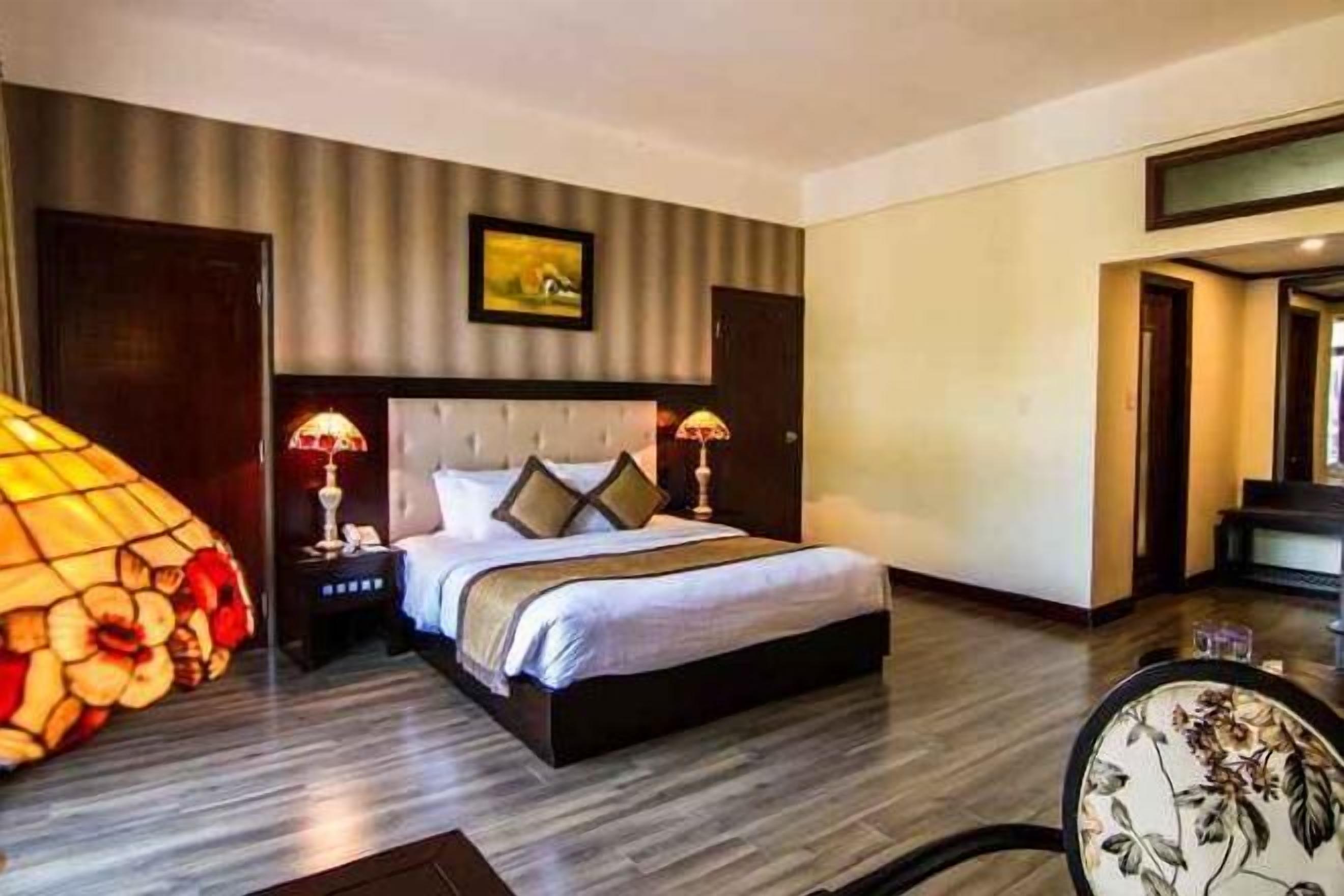 Minibar, caja de seguridad en la habitación y escritorio 