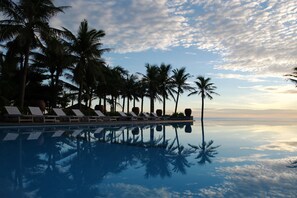 3 outdoor pools, pool umbrellas, sun loungers - Sun Spa Resort & Villas (Dong Hoi)