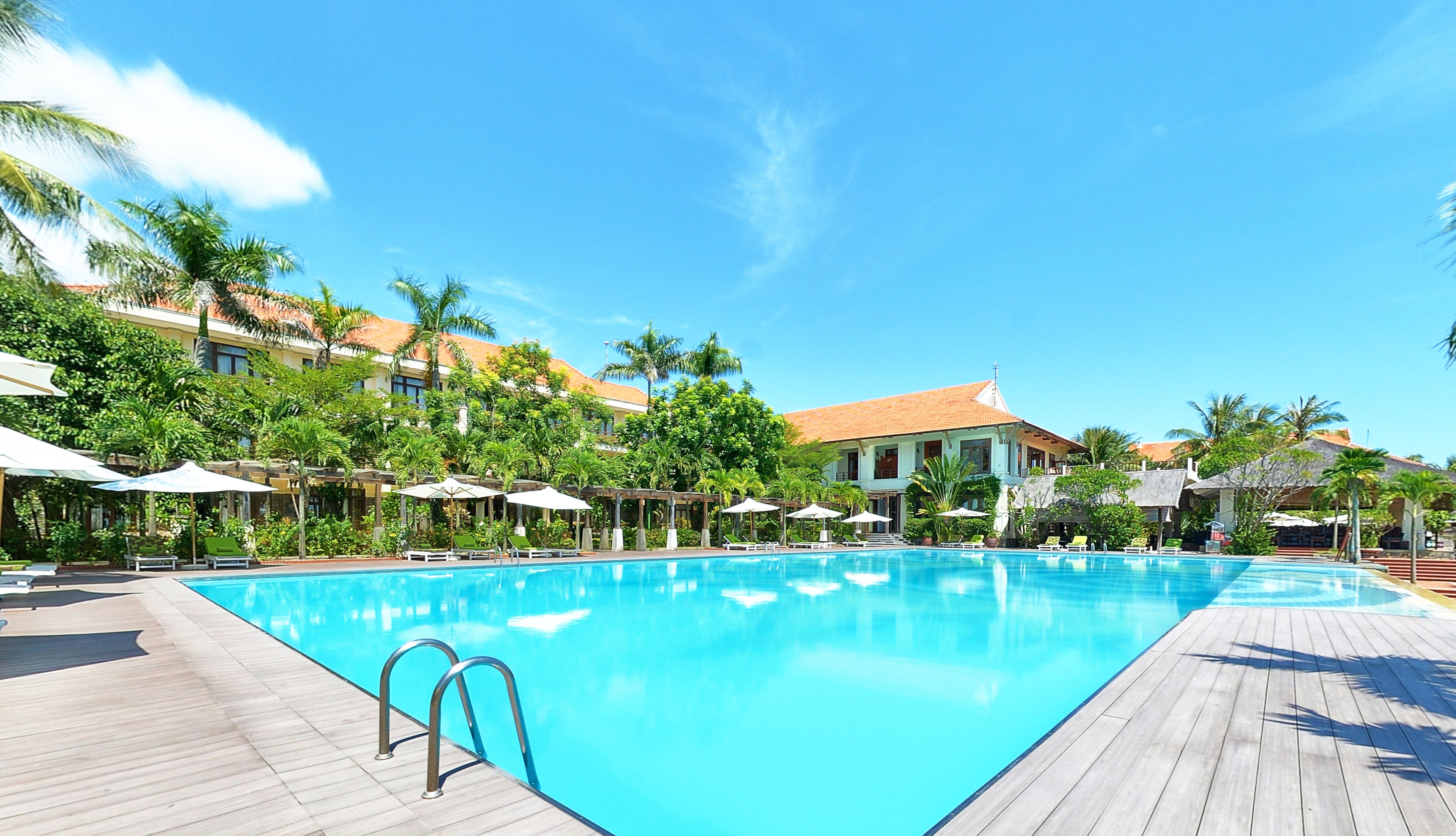 3 outdoor pools, pool umbrellas, pool loungers